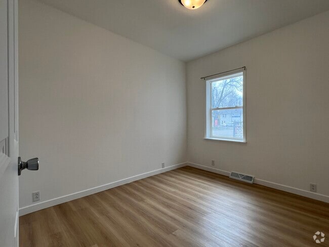 Building Photo - 1333 E 2nd St Unit A Rental