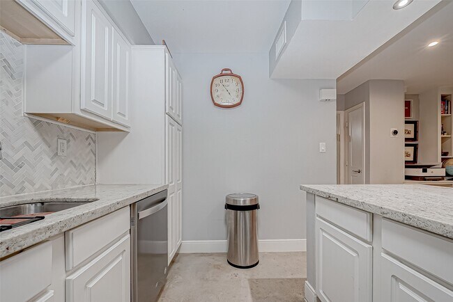 Photo - 1860 White Oak Dr Unit 375