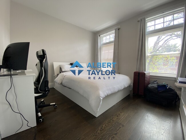 Building Photo - 9 Strathmore Rd Unit 3