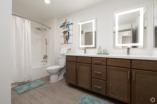 2BR, 2BA - 1,075SF - Bathroom
