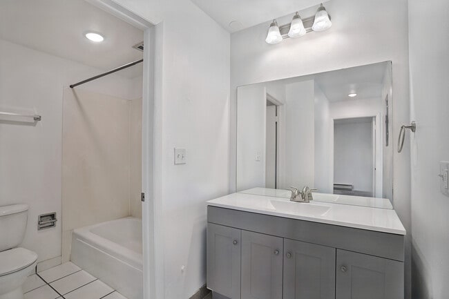 Photo - El Caliente Apartments