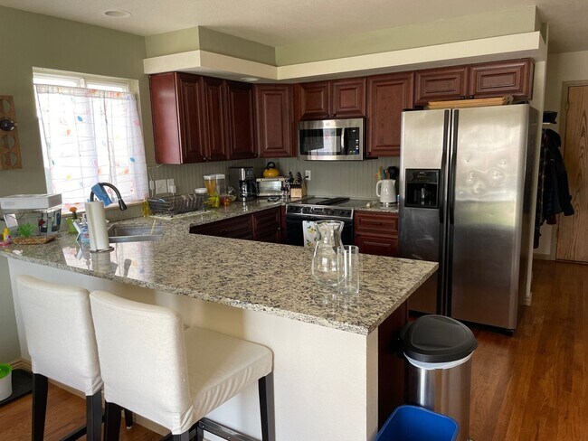 Photo - Spacious 3 bed, 2.5 Bath House in Central ...
