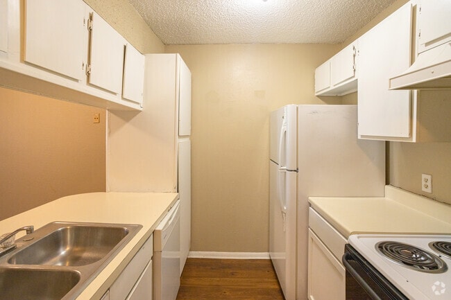 2BR, 2BA - 920SF