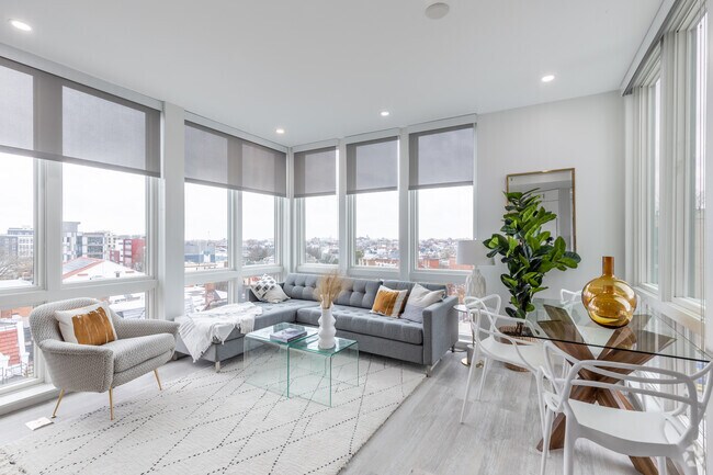 3BR, 2BA - 990SF