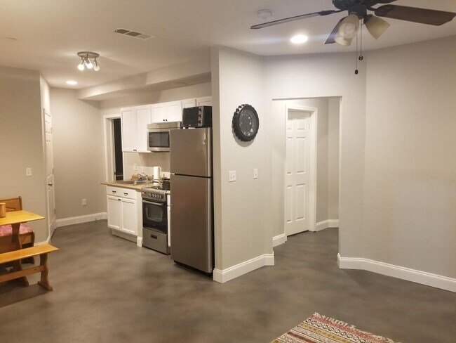 Photo - 2661 Glenrose Hl Unit Room 1