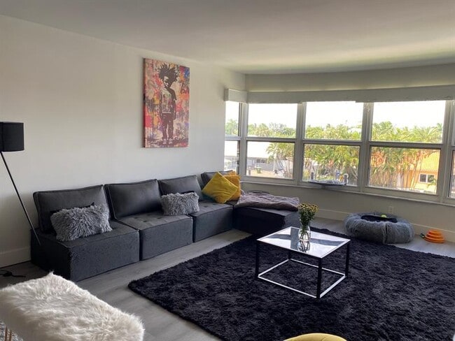 Building Photo - 3031 NE 51st St Rental