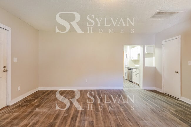 Photo - 3 BR, 2 BA home in Oakwood Estates