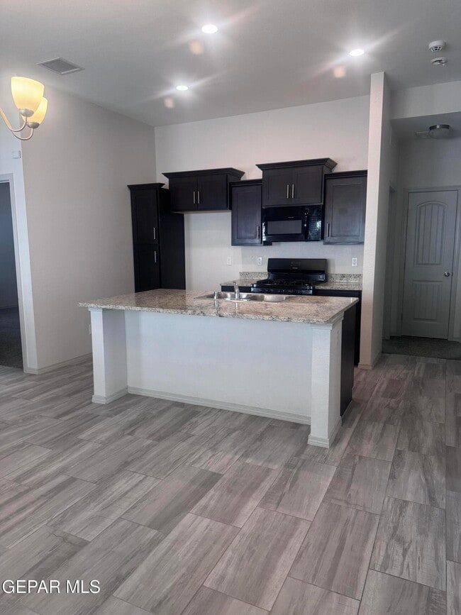 Photo - 5012 Marcella Santillana