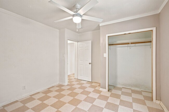Photo - 5005 Lyons Ave