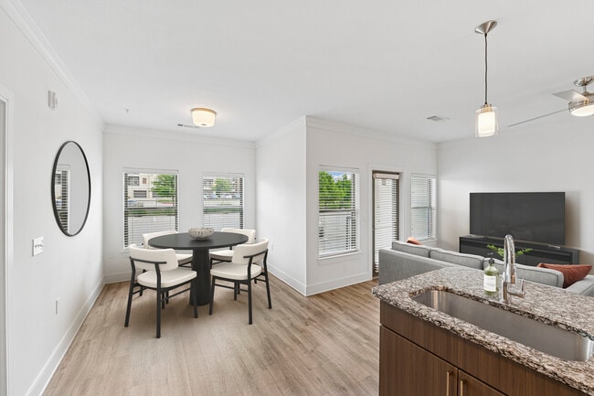 Área de comedor con piso de superficie dura - Avalon Frisco
