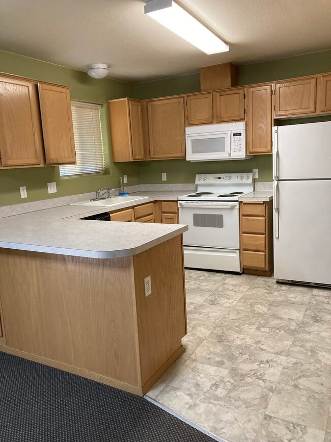 Kitchen (new appliances pictured below)