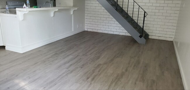 Living room kitchen w/ counter - 2658 W Fairmont Ave Unit #103