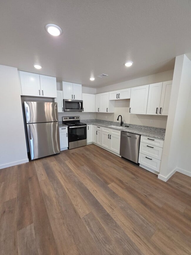 Photo - 709 W 12th St Unit B