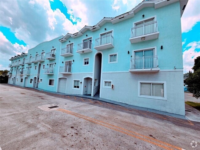 Building Photo - 6336 SW 27th St Unit 8 Rental
