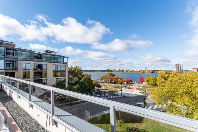 1800 Lake Apartments
