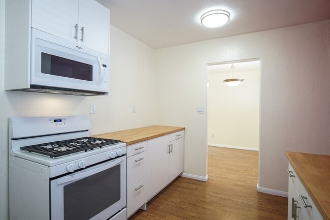 Photo - Historic Kensington - Charming 2bd/2ba with Bonus Room & parking - Ground floor Level Unit 4148 Monroe
