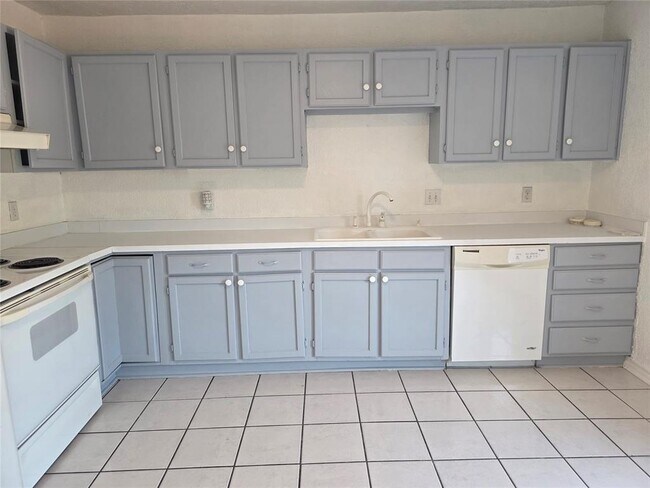 Photo - 635 Sinclair Dr
