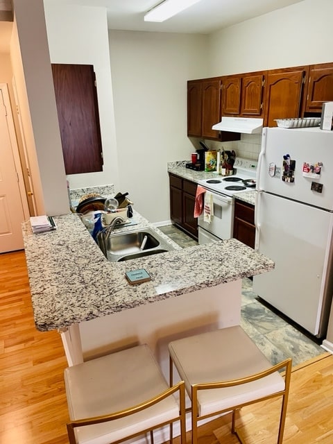 Cocina equipada con nevera, fogones y lavavajillas. - 2700 Pine Tree Rd NE Unidad 1214