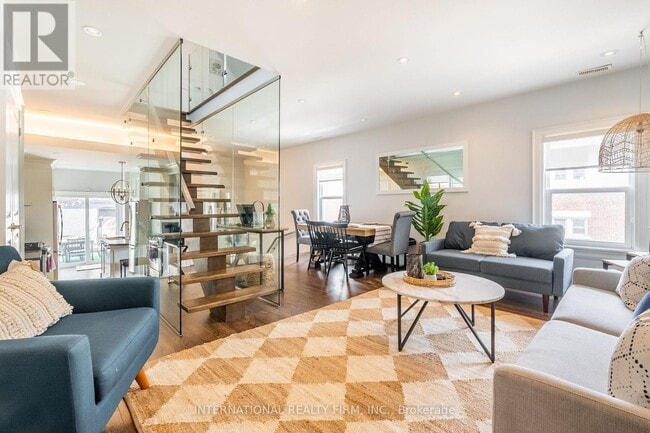 Photo - 2256 Queen St E