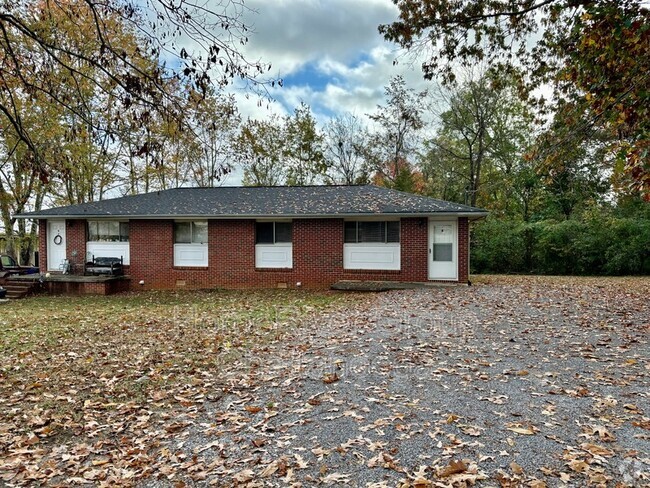 Building Photo - 104 Oakwood St Rental