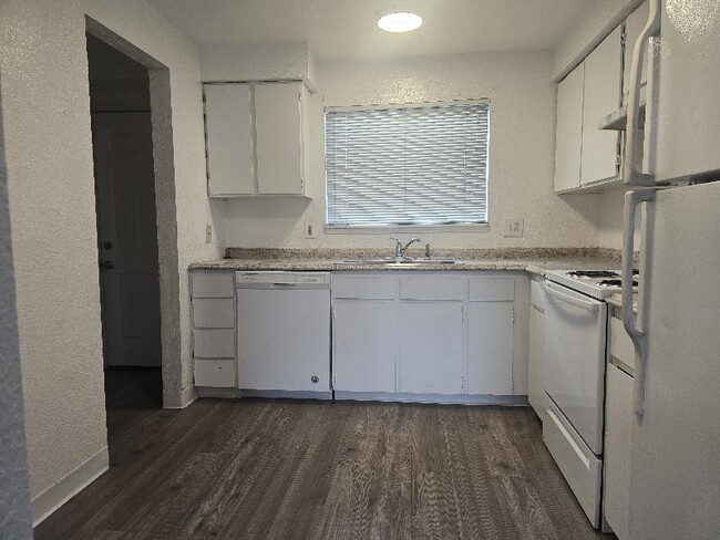 Photo - 1412 E 9th St Unit 7