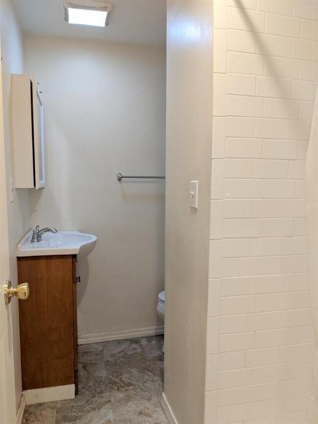 Photo - 8 Evergreen Sq Apartments Unit 1
