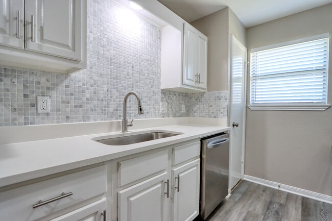 Photo - 2113 Interurban Blvd
