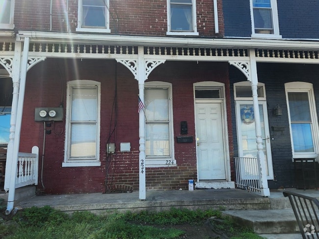 Building Photo - 224 Maple St Rental