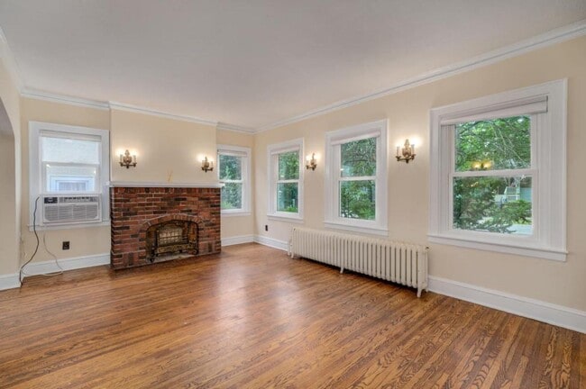 Photo - 2078 St Clair Ave