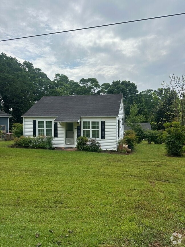 Building Photo - Charming Home in Downtown Flowery Branch!