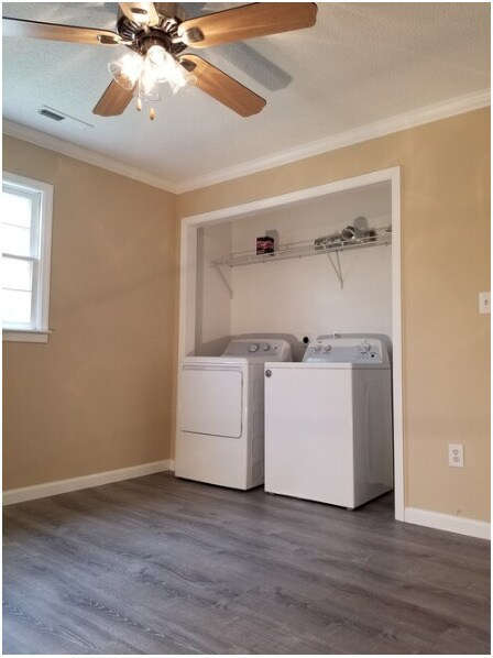 Photo - 1300 Oakwood Ave NE