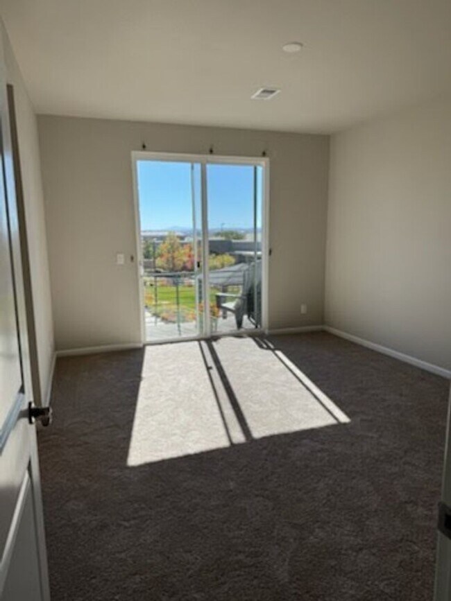 Photo - Modern Townhouse with Breathtaking Views –...