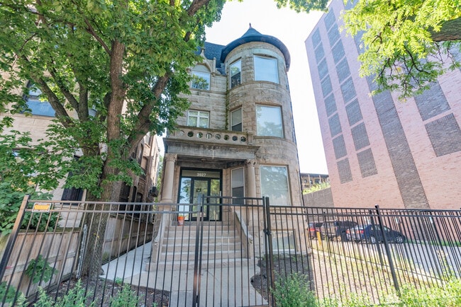 Building Photo - 3927 N Clarendon Ave Unit 1F