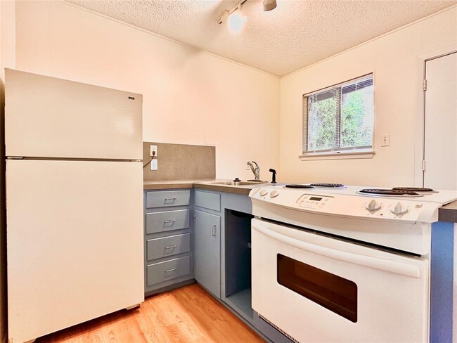 Building Photo - 2721 Hemphill Park Unit B 103-21A