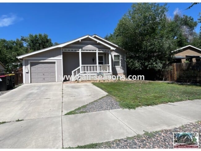 Building Photo - Spectacular spacious front unit in a West-side duplex!