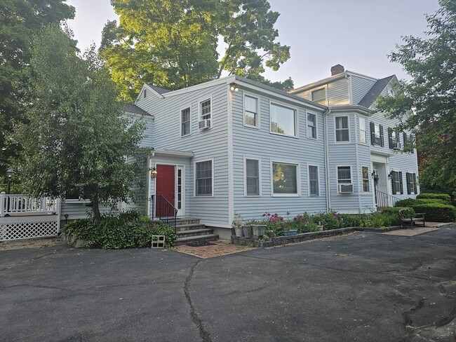 Building Photo - 200 Pleasant St Unit 2
