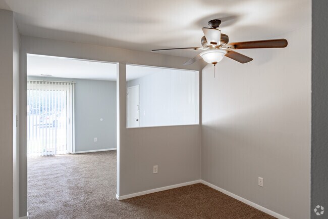 1 habitación, 1 baño - 850 pies cuadrados - Área de comedor - West Summerset Apartments