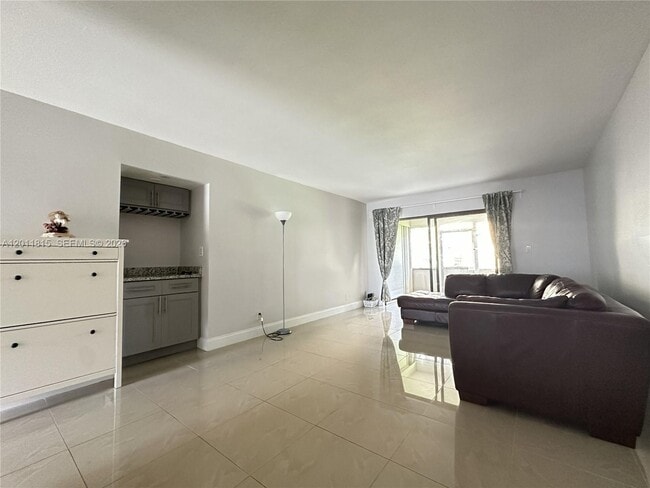 Photo - 9370 SW 8th St Unidad 107