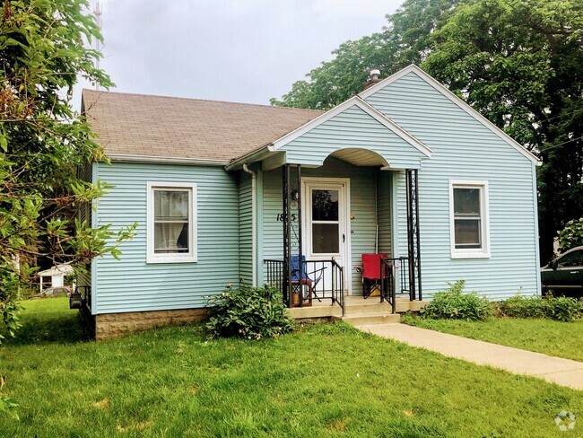 Building Photo - 1825 Leonard St NE Rental