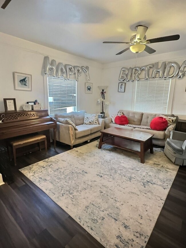 Photo - 330 W 4th St