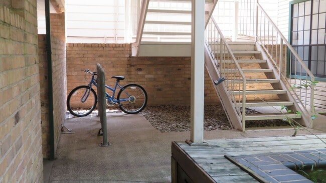Photo - 2300 Leon St
