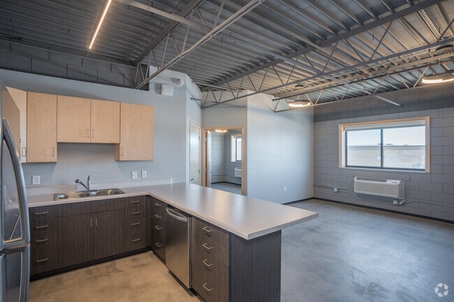 1BR, 1BA - Deluxe - The Howard Apartments