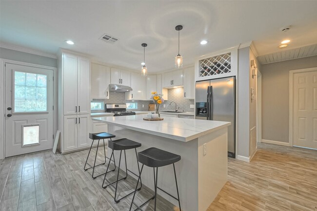 Photo - 2210 Saxon Dr