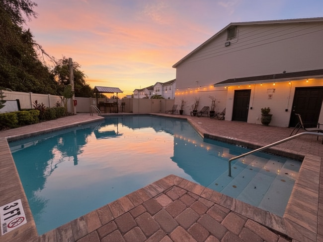 Building Photo - Sun Bay Palms at South Tampa