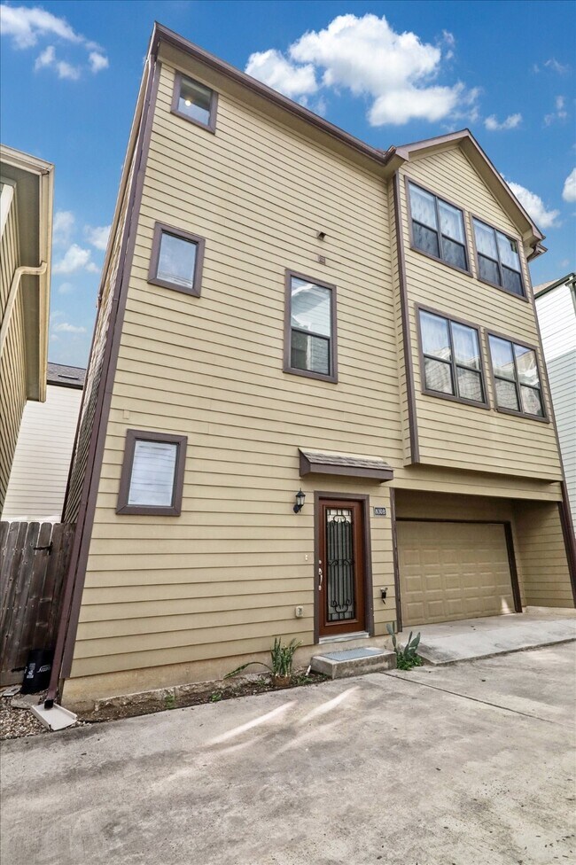 Photo - 830 W 19th St