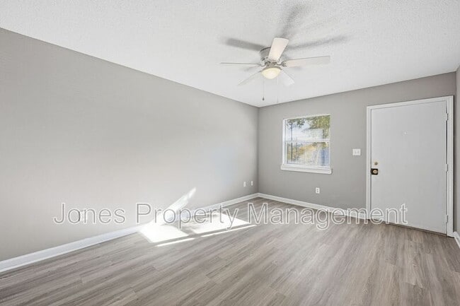 Photo - 905 Chimneys Ln Unidad Apartment 101