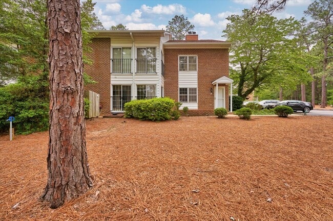 Fachada del edificio - aparcamiento a la derecha - 10 Pinehurst Manor Dr Unidad #B
