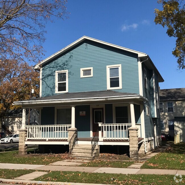 Building Photo - 5 Bedroom Near UWO Rental