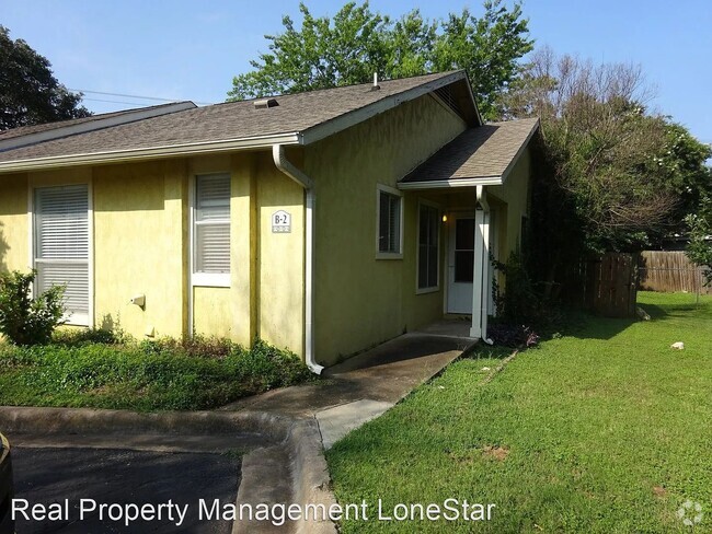 Building Photo - Lovely Two Bedroom Cottage Rental