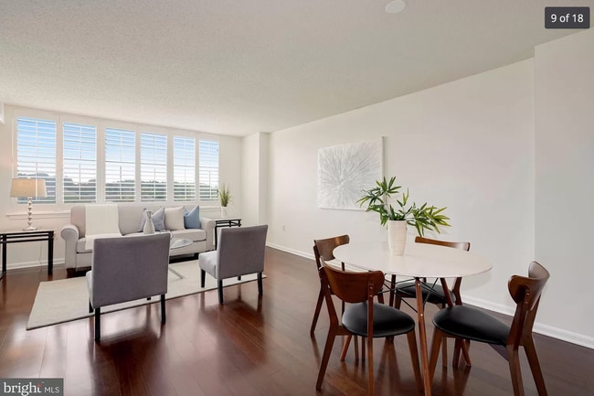 Photo - 10101 Grosvenor Plz Unit 714